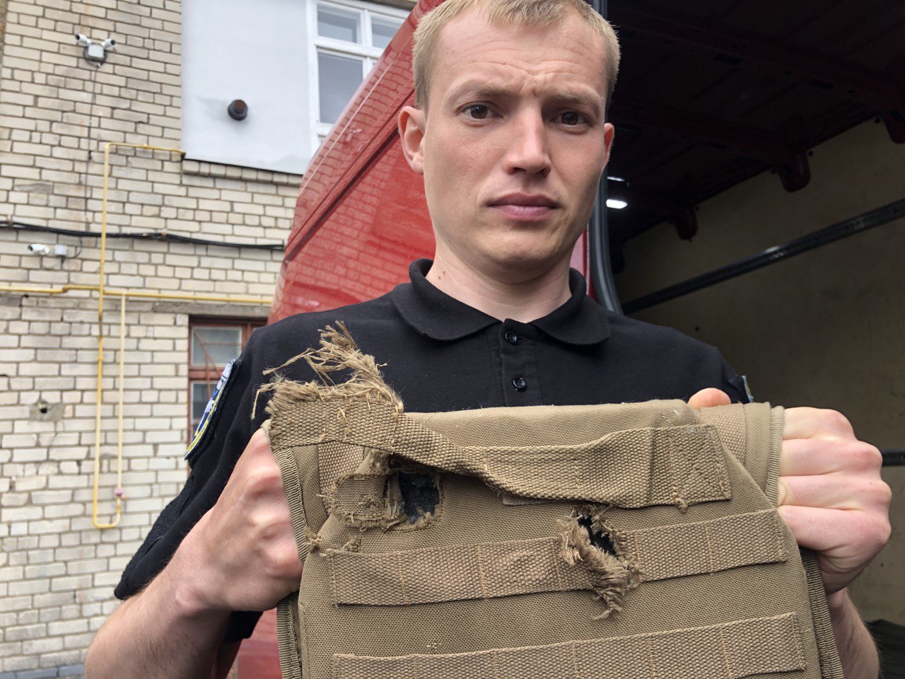 O. Revenka rodo skeveldrų sudarkytą liemenę. E. BUTRIMO nuotr. 