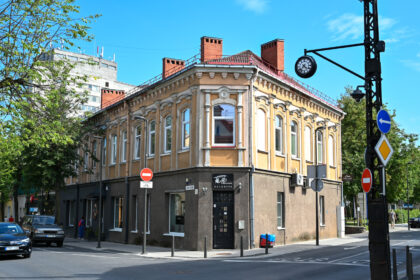 Pačioje miesto širdyje, Vasario 16-osios gatvėje, įsikūrusieji jaučiasi tarsi ant parako statinės. Panevėžio savivaldybės teisininkai viliasi, kad solidesnės baudos anksčiau ar vėliau prispaus čia nekilnojamąjį turtą susipirkusį ir piktybiškai nesitvarkantį verslininką Vladimirą Karpenką. Bet kol kas jo kaimynai guodžiasi tapę apsileidėlio įkaitais.