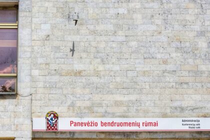 Neatleistinas vandalizmas ar natūralioji atranka – tokią mįslę šį ketvirtadienį teko narplioti aplinkosaugininkams, kai vienas neabejingas panevėžietis, pamatęs prie Bendruomenių rūmų išdraskytus kregždžių lizdus ir išsigandusius jauniklius, pranešė apie galimą barbariškumo atvejį.