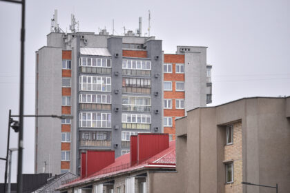 Smarkiai išaugusios bankų palūkanos ir neaiški ekonominė padėtis privertė pirkėjus apdairiau rinktis būstą.