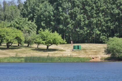 Kaip ir kasmet Panevėžio miesto savivaldybė pasirūpino gyventojų poilsiu prie vandens. Jų poreikiams parengti du paplūdimiai – prie „Ekrano“ marių bei Piniavos poilsiavietė prie Lėvens upės.