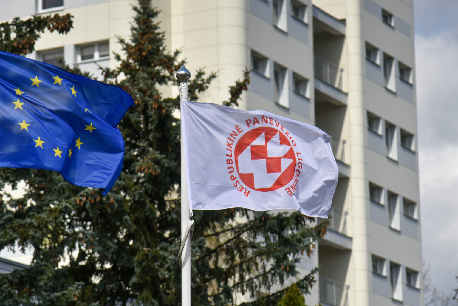 Sveikatos apsaugos ministerijai atlikus gydymo įstaigų vertinimą, vos keliais balais nusileidusi Vilniaus universitetinei ligoninei ir reitingų lentelėje antrą vietą užėmusi Respublikinė Panevėžio ligoninė gydymo naujovėmis bei kokybe lygiuojasi ne tik į didžiąsias mūsų šalies, bet ir į pažangiąsias pasaulio gydymo įstaigas.