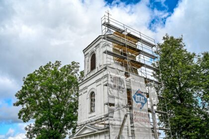 Raguvoje – išskirtinis įvykis. Švč. Mergelės Marijos Ėmimo į dangų bažnyčios varpinė sulaukė meistrų.