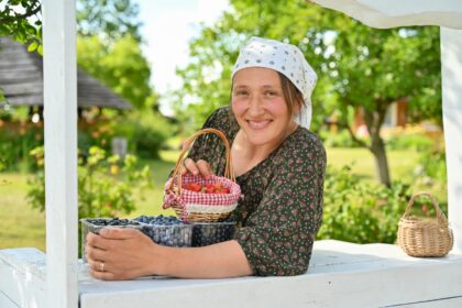 Po ilgų emigracijos metų į gimtuosius Skaistgirius Panevėžio rajone Elona Švipienė grįžo supratusi, kad tikroji gyvenimo pilnatvė – kaip kumštis stipri šeima, galėjimas įsišaknyti gimtojoje žemėje ir laisvė būti savimi.