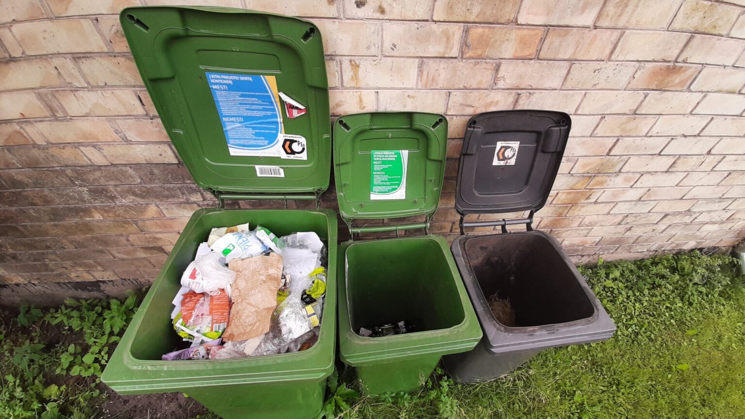 Gyventojų atliekų rūšiavimo įpročių tikrinimas atskleidžia, kad didžioji dalis šiukšlių atsikratome ten, kur dera, ir taip, kaip reikia. Statistiką gadina tik mėgėjai pagudrauti, slepiantys netinkamas atliekas konteinerių dugne ar maišuose. Todėl jau nuo liepos vidurio kartu su šiukšlių surinkėjais privačių namų kvartaluose darbuojasi ir kontrolieriai.