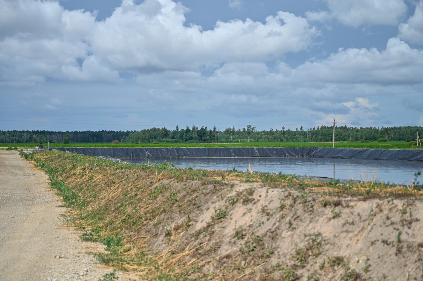Raugintų srutų duobė tarp Spirakių ir Daukniūnų pastatyta neteisėtai, prieš tai neviešinus projekto. P. ŽIDONIO nuotr.