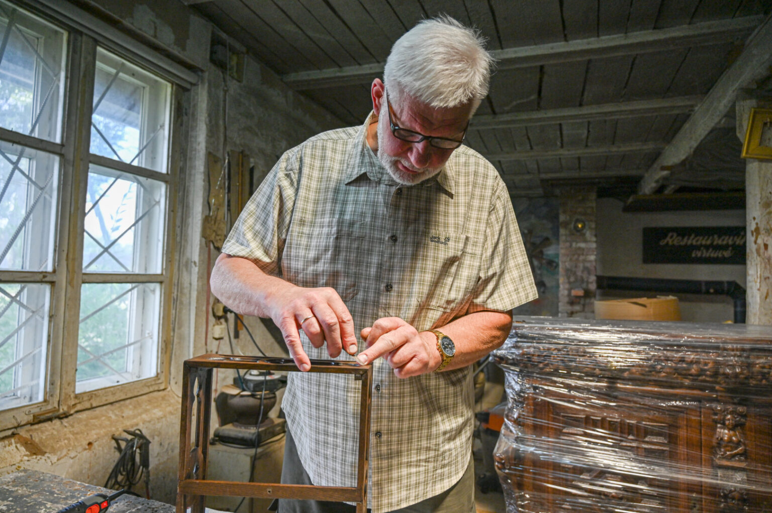Panevėžietis restauratorius Justinas Skripkauskas, jau daugiau kaip du dešimtmečius senus baldus prikeliantis antram ar net trečiam gyvenimui, įsitikinęs, kad niekada nėra vėlu išsaugoti bent dalelę istorijos ar šeimos prisiminimų.