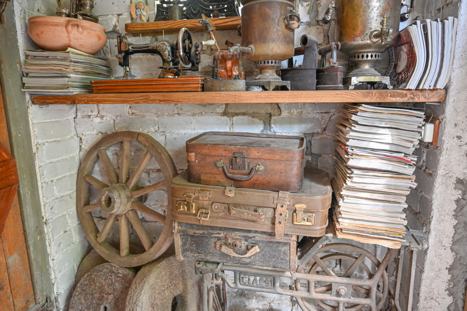 Didžioji dalis pas restauratorių atkeliaujančių daiktų – pavienių žmonių, kurie antrą gyvenimą nori suteikti iš savo tėvų, senelių ar net prosenelių paveldėtam baldui. Toks baldas paprastai brangus ne tiek pinigine, kiek sentimentalia, emocine verte. P. ŽIDONIO nuotr.