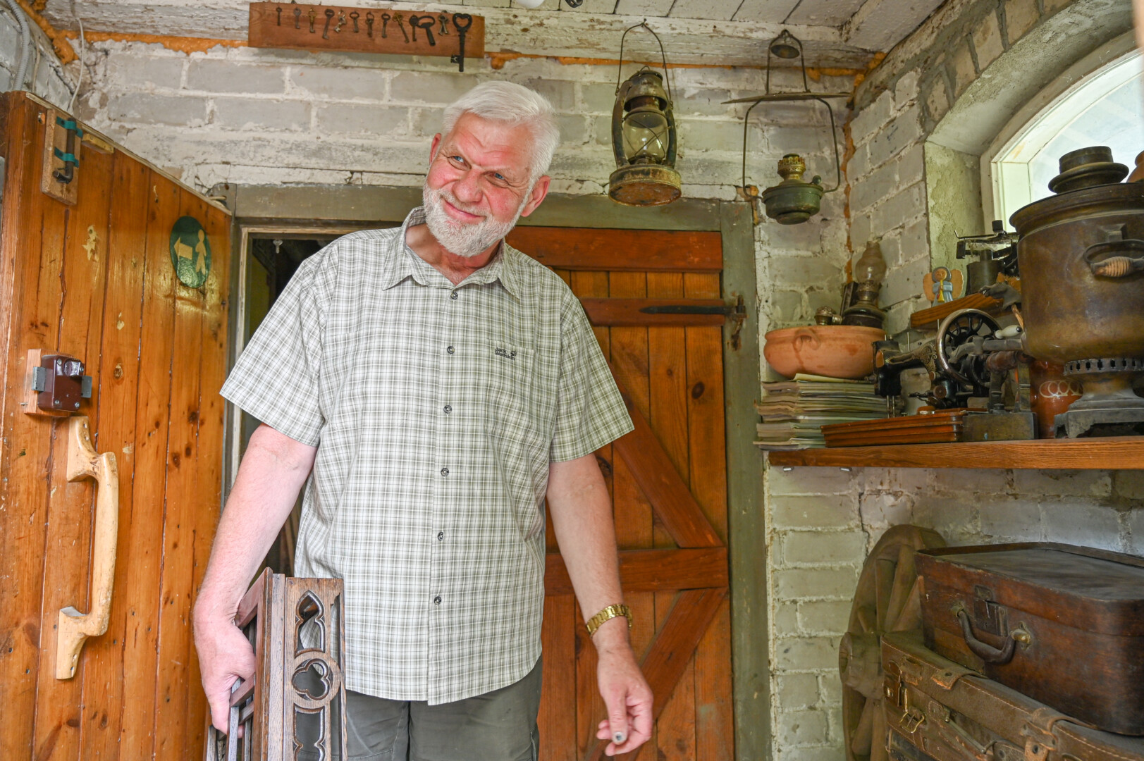 Baldų restauravimas, kaip prisipažįsta Justinas Skripkauskas, jam yra pirmiausia ne verslas ar darbas, o gyvenimo būdas. P. ŽIDONIO nuotr.