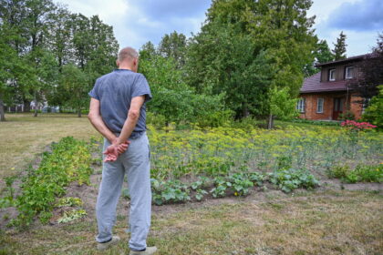 Karsakiškio gyventojai, nebeapsikenčiantys jų daržuose, uogynuose ir soduose skanėstų ieškančių danielių, pagalbos pasiryžę ieškoti net sostinėje – tam jau yra surinkę kelias dešimtis parašų. Gyvūnai, nors ir gražūs, jau ne vienus metus pridaro žalos kiemuose, o dabar vis dažniau pastebimi ir gatvėse.