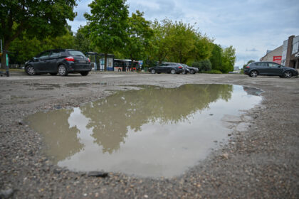Liūdnai pagarsėjusioje automobilių aikštelėje Klaipėdos gatvėje ties įvairiomis verslo įmonėmis ne vienerius metus per duobes ir purvą braidę bei važinėję panevėžiečiai galės lengviau atsikvėpti.