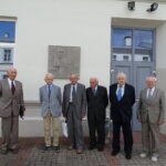 Klasės draugai prie direktoriaus J. Janulionio bareljefo mokyklos vidiniame kieme. Iš kairės į dešinę – E. Čepė, S. Janauskas, V. Gumbinas, A. Stakė, Č. Alšauskas, E. Kuodis. A. KOLINIO nuotr.