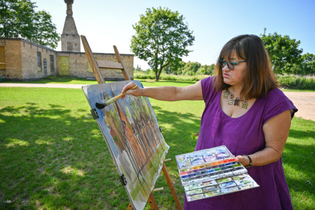 Violetai Židonytei malonu, kad Krekenavos klebonas ją įvertino kaip Dievo atsiųstą plenerų organizatorę. P. Židonio nuotr.