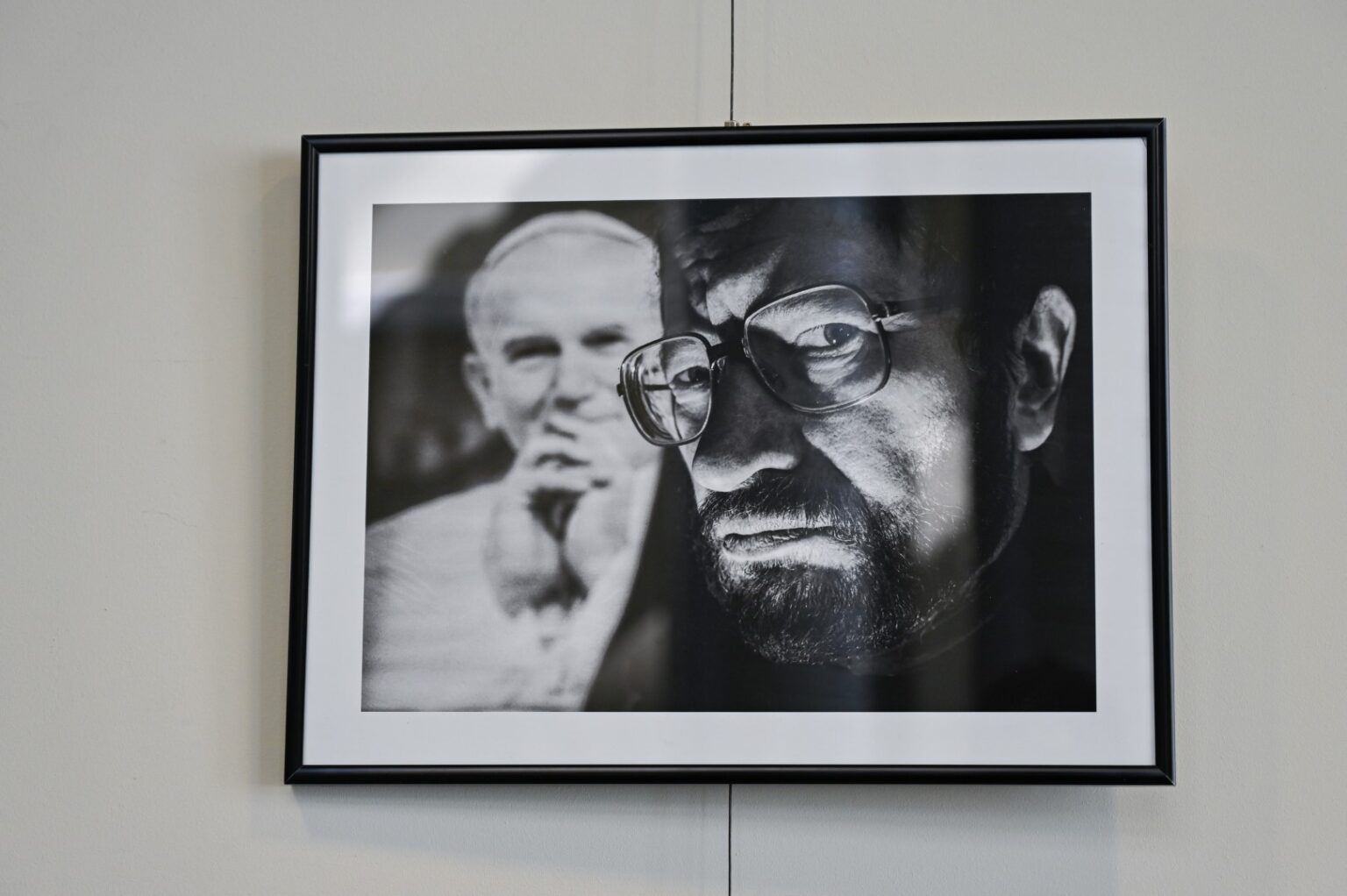 „Buvau apsimetęs kūdikiu, mažu berniuku, paukščiu – ir paukščio akimis žiūrėjau į Lietuvą. Buvau apsimetęs didžiausiu Lietuvos poetu. Dabar norėčiau būti savimi“, – tai kelios poeto Sigito Gedos eilėraščio nuotrupos.