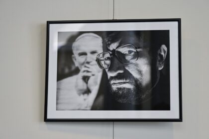 „Buvau apsimetęs kūdikiu, mažu berniuku, paukščiu – ir paukščio akimis žiūrėjau į Lietuvą. Buvau apsimetęs didžiausiu Lietuvos poetu. Dabar norėčiau būti savimi“, – tai kelios poeto Sigito Gedos eilėraščio nuotrupos.