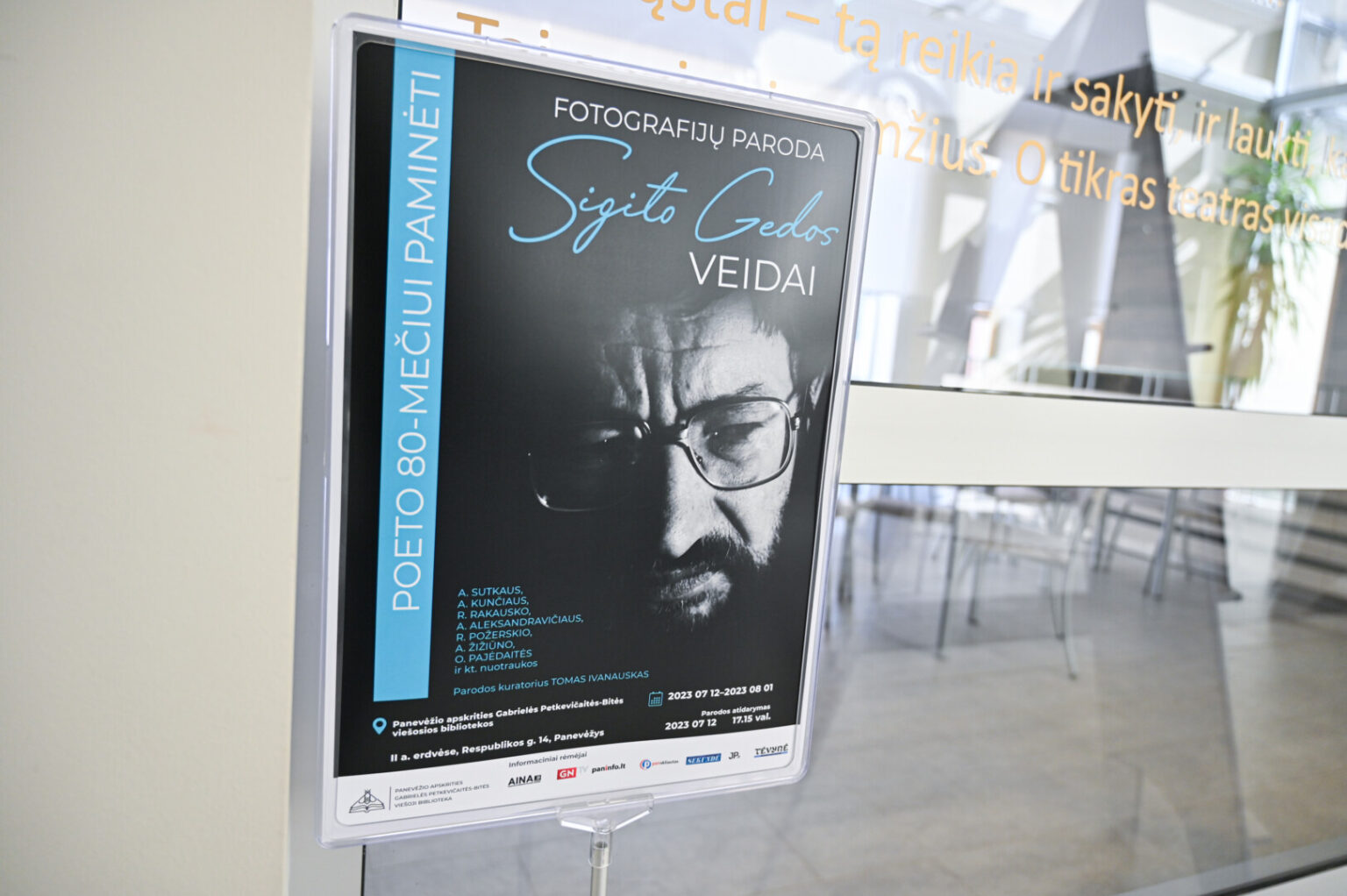 „Buvau apsimetęs kūdikiu, mažu berniuku, paukščiu – ir paukščio akimis žiūrėjau į Lietuvą. Buvau apsimetęs didžiausiu Lietuvos poetu. Dabar norėčiau būti savimi“, – tai kelios poeto Sigito Gedos eilėraščio nuotrupos.