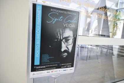 „Buvau apsimetęs kūdikiu, mažu berniuku, paukščiu – ir paukščio akimis žiūrėjau į Lietuvą. Buvau apsimetęs didžiausiu Lietuvos poetu. Dabar norėčiau būti savimi“, – tai kelios poeto Sigito Gedos eilėraščio nuotrupos.