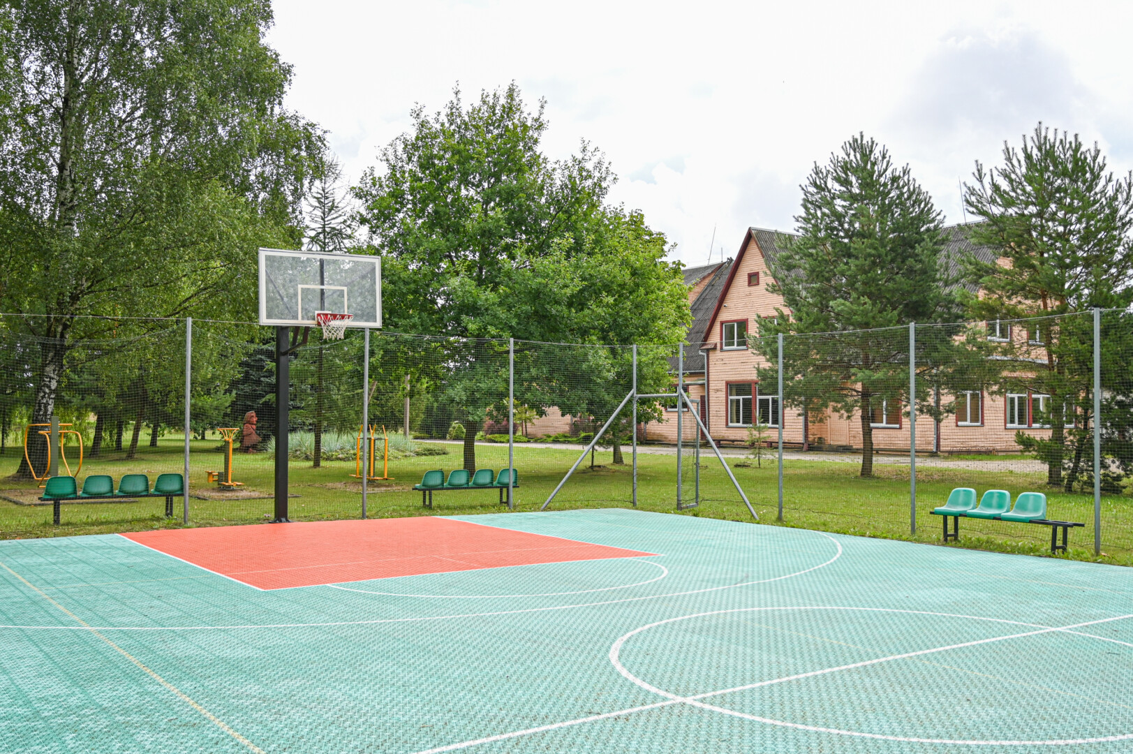 Prieš porą metų rajono Savivaldybė uždarytą Skaistgirių mokyklą kartu su sporto aikštynais ir nemažu sklypu su Turto banku išmainė į patalpas mieste. P. ŽIDONIO nuotr. 