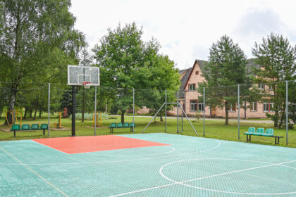 Panevėžio rajono savivaldybei nusprendus su Turto banku į Savivaldybės patalpas Vasario 16-osios gatvėje išmainyti prieš kelerius metus uždarytos Skaistgirių mokyklos pastatus, neapsižiūrėta, kad atiduotas ir sklypas su bendruomenei už europines lėšas įrengtais sporto aikštynais.