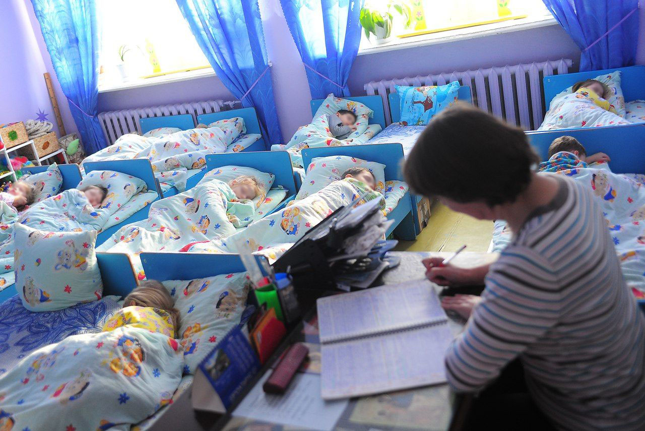 Pietų miegas darželiuose – būtinybė ar kančia? Per visą šalį nuvilnijus tėvų iniciatyvai keisti, jų manymu, ydingą privalomo miego praktiką, ir Panevėžio ikimokyklinio ugdymo įstaigoms tenka ieškoti sprendimų – taip pat finansinių, – kaip atliepti tėvų norus.