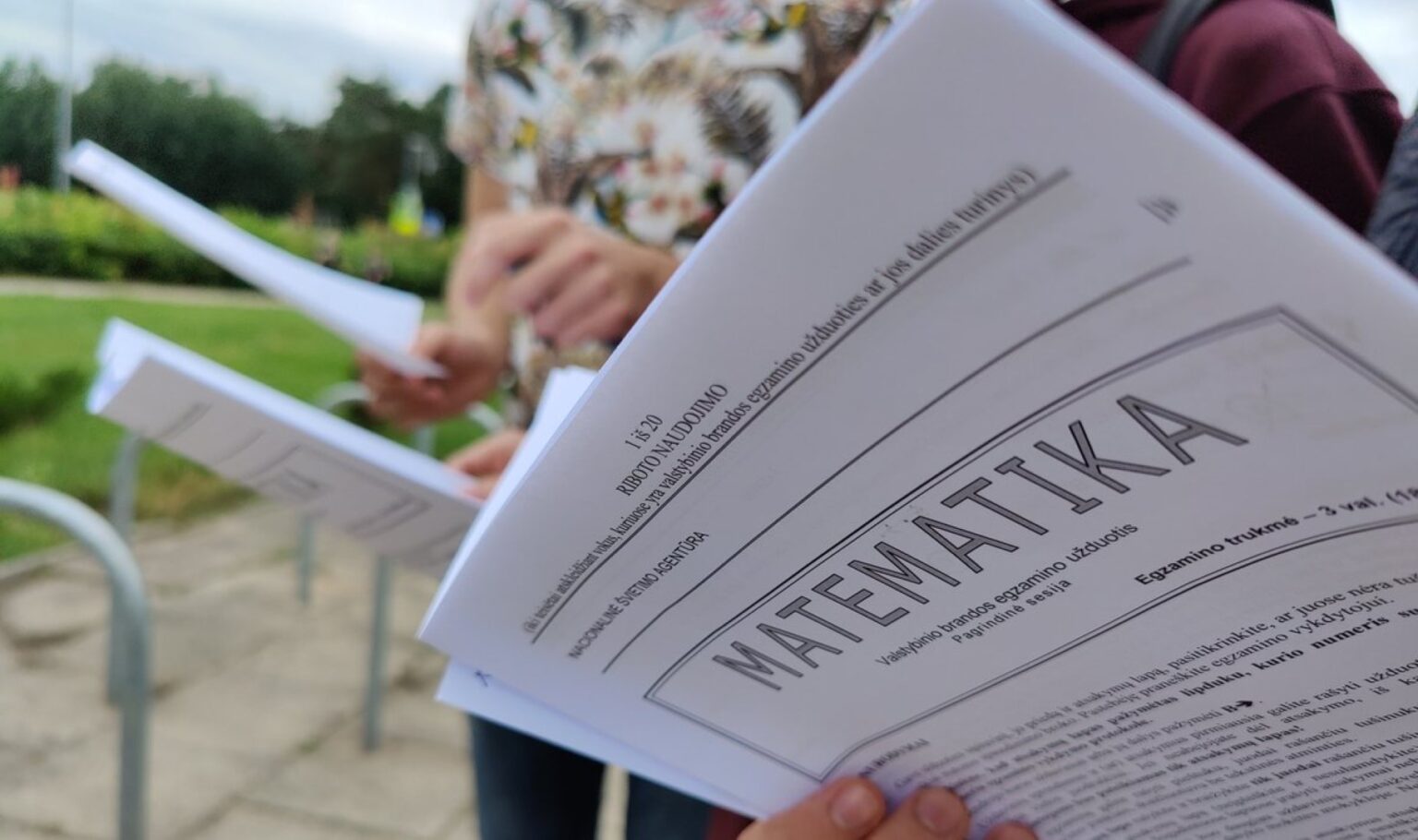Abiturientai skaičiuoja pirmųjų brandos egzaminų rezultatus.