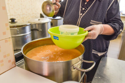Metų laikas labdaros valgykloms didelės įtakos neturi – ar žiema, ar vidurvasaris, ateinančiųjų nemokamo dubenėlio sriubos čia visada daugmaž tiek pat.