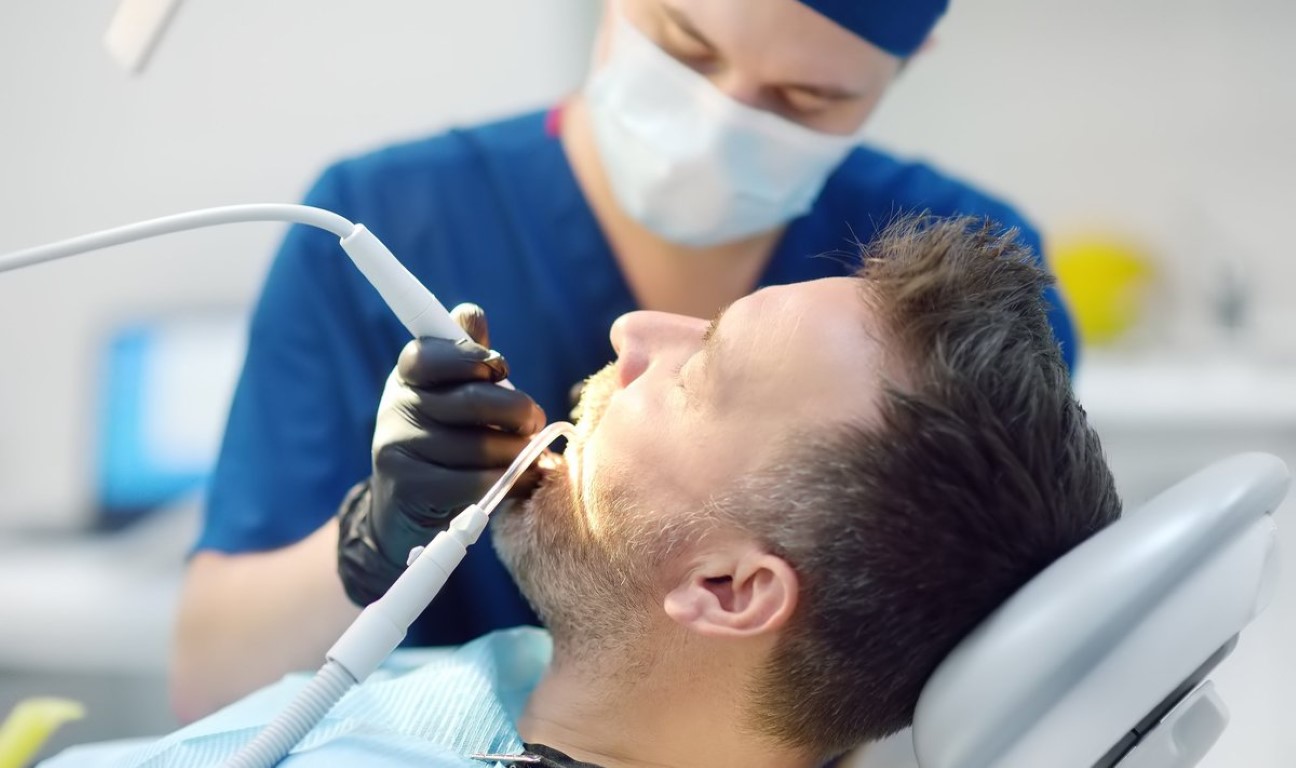 Panevėžyje registruotos odontologijos paslaugas teikiančios įmonės vadovė teisiama dėl galimai nesumokėtų mokesčių valstybei bei apgaulingai tvarkytos finansinės įmonės apskaitos.