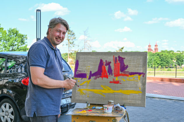 Po atviru dangumi tapyti nusprendęs klaipėdietis menininkas Simonas Žaltauskas patraukia panevėžiečių dėmesį. P. Židonio nuotr.