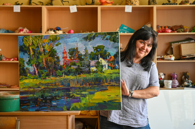 Iš Ukrainos į plenerą Panevėžyje atvykusiai Marynai Rozhniatovskai ašaras spaudžia net šio miesto idilė. P. Židonio nuotr.