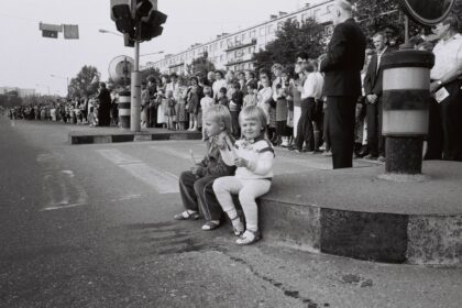 Persisvėręs per atdaras į dangų pakilusio „kukurūzniko“ duris, bičiulių prilaikomas už kojų, panevėžietis kino operatorius Jonas Čergelis prieš 34-erius metus iš aukštybių filmavo Baltijos kelią.