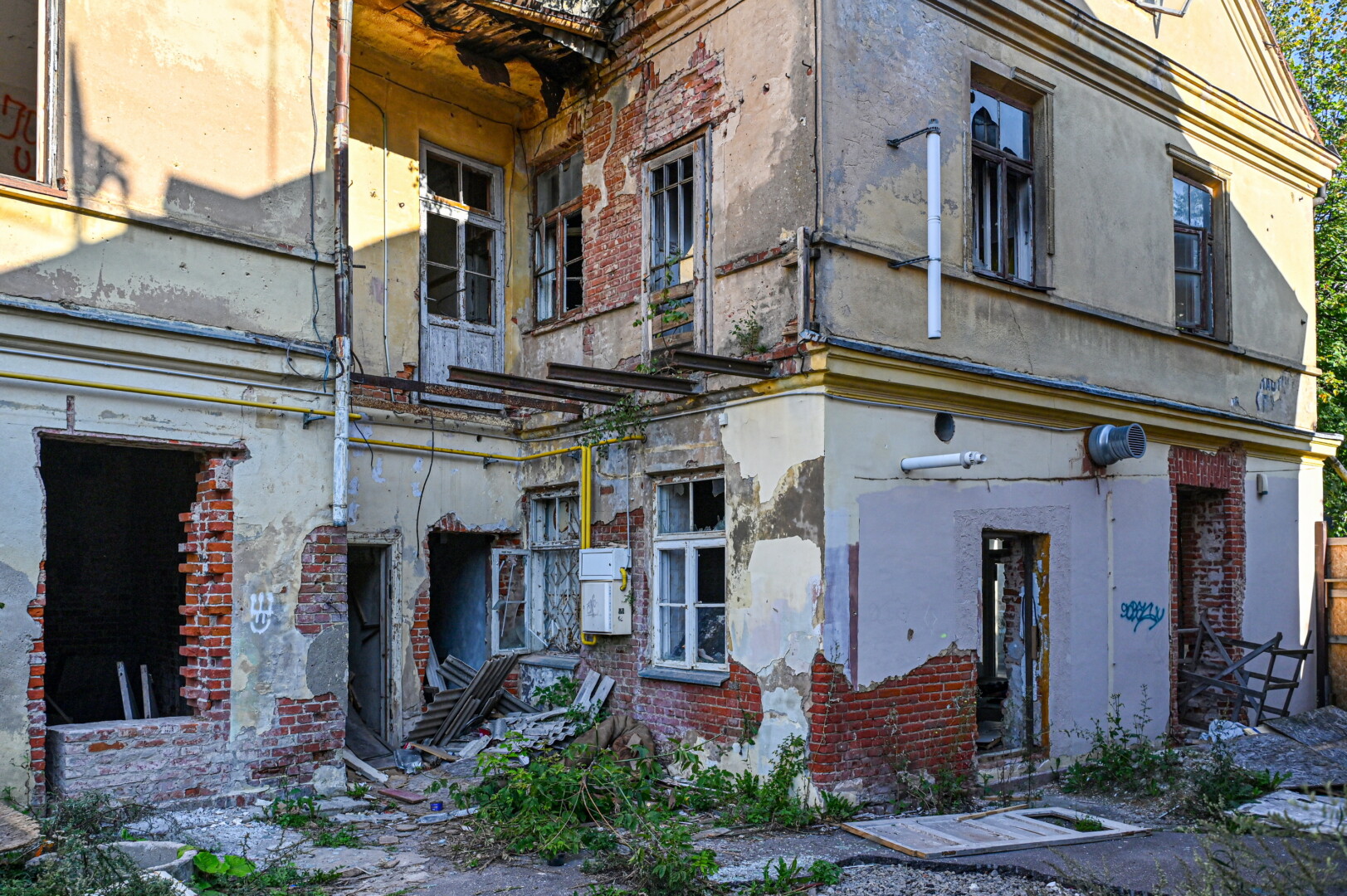 Baigiasi teismo duotas terminas, per kurį šio pastato savininkas privalėjo savo turtą aptverti ir užsandarinti visus langus bei duris, kad į vidų nepatektų prašalaičiai. G. KARTANO nuotr.