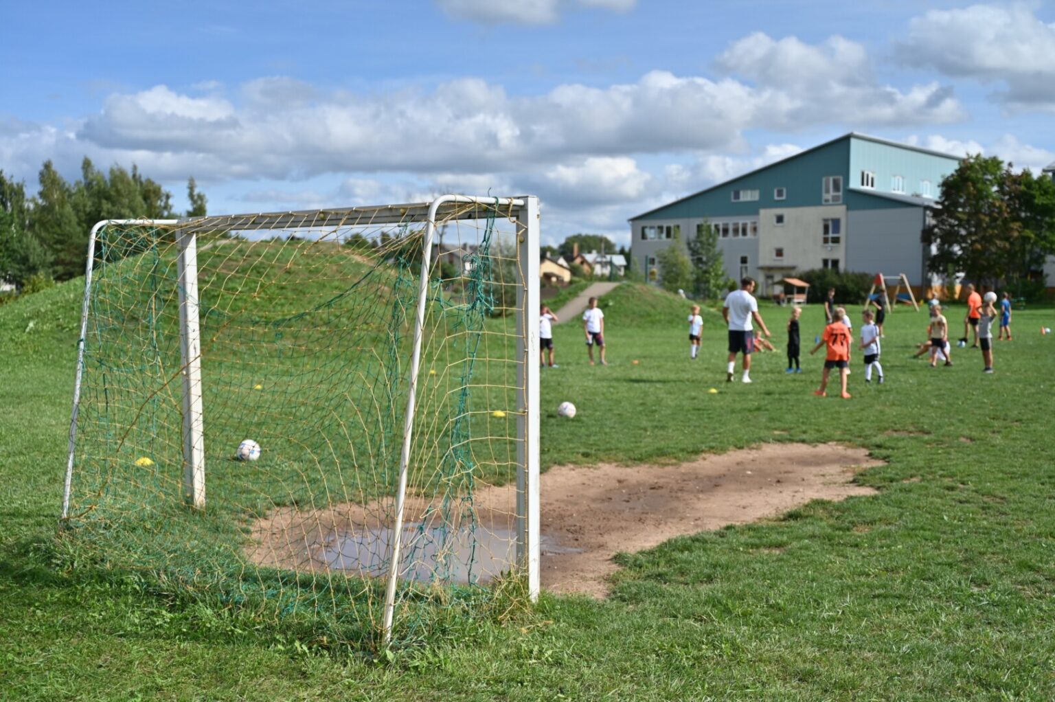 Panevėžio rajono savivaldybė dar pernai pasiryžo Dembavoje įrengti modernų sporto aikštyną. Tokia dovana apsidžiaugė ne visi dembaviškiai.