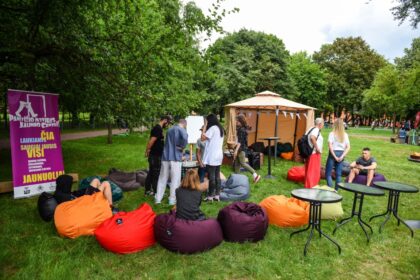 Jau tapo gražia, nuo Aukštaitijos sostinės neatsiejama tradicija, kad kiekvieną vasarą iniciatyvus miesto jaunimas kviečia išsitraukti spintoje paslėptus pledus, išsitiesti ant žolės, įjungti geros nuotaikos pavarą ir smagiai praleisti laiką Jaunimo pikniko festivalyje.