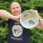 Panevėžio centre, teatro „Menas“ kiemelyje vietą surado Giedriaus Mazūro dvylika keramikos kūrinių, pasakojančių kiekvienam panevėžiečiui ilgesį sukelsiančias spalvingas miesto gyvenimo istorijas.