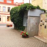 Panevėžio centre, teatro „Menas“ kiemelyje vietą surado Giedriaus Mazūro dvylika keramikos kūrinių, pasakojančių kiekvienam panevėžiečiui ilgesį sukelsiančias spalvingas miesto gyvenimo istorijas.