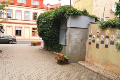 Panevėžio centre, teatro „Menas“ kiemelyje vietą surado Giedriaus Mazūro dvylika keramikos kūrinių, pasakojančių kiekvienam panevėžiečiui ilgesį sukelsiančias spalvingas miesto gyvenimo istorijas.