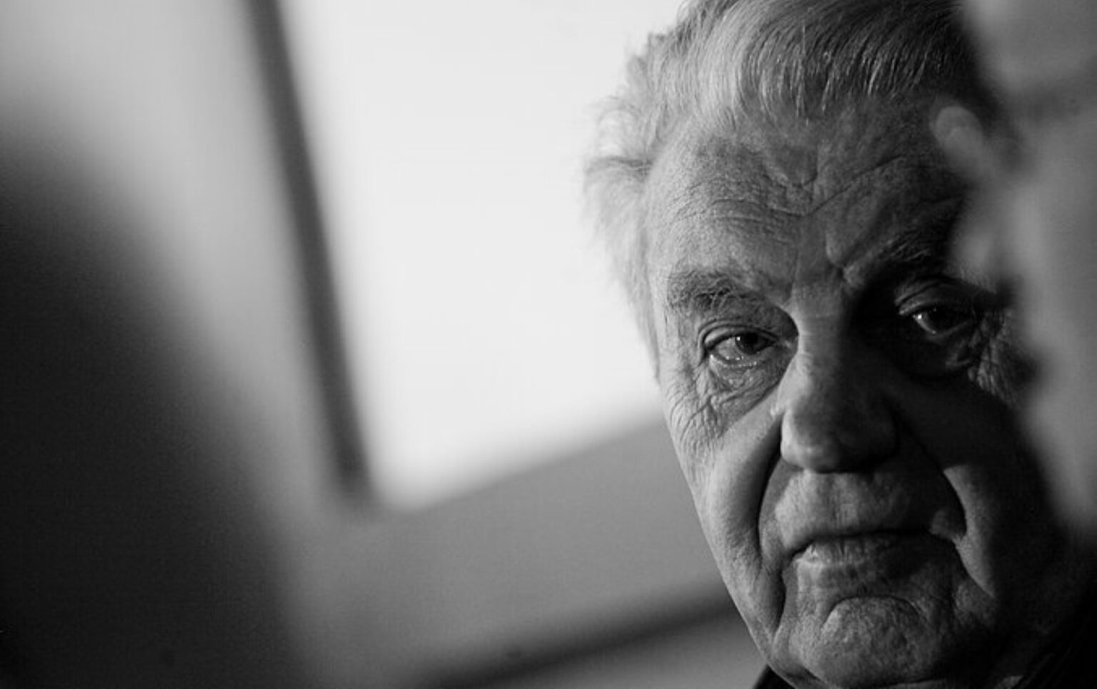  Visuomenėje jau kurį laiką netylant diskusijoms dėl paminklo poetui Justinui Marcinkevičiui, Kultūros ministras ministras Simonas Kairys pažymi, kad kol šia tema nėra aiškaus sutarimo, skubėti priiminėti sprendimų nereikėtų.