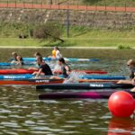 Brangių profesionalų irklų prieš pat Panevėžio miesto čempionatą netekę baidarininkai originaliai išsisuko iš nepavydėtinos padėties. Irklavimo klubo vadovo ir trenerio Vytauto Vaičikonio sugalvota nauja rungtis – plaukimas baidare be irklų, iriantis tik rankomis, varžybose sulaukė daugiausia dėmesio.