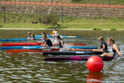 Brangių profesionalų irklų prieš pat Panevėžio miesto čempionatą netekę baidarininkai originaliai išsisuko iš nepavydėtinos padėties. Irklavimo klubo vadovo ir trenerio Vytauto Vaičikonio sugalvota nauja rungtis – plaukimas baidare be irklų, iriantis tik rankomis, varžybose sulaukė daugiausia dėmesio.