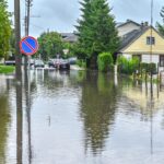 Po kelių stiprių liūčių pirmoje dienos pusėje, popiet kai kurios Panevėžio gatvės užtvino taip, kad nei praeisi, nei pravažiuosi.