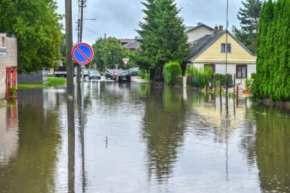 Po kelių stiprių liūčių pirmoje dienos pusėje, popiet kai kurios Panevėžio gatvės užtvino taip, kad nei praeisi, nei pravažiuosi.