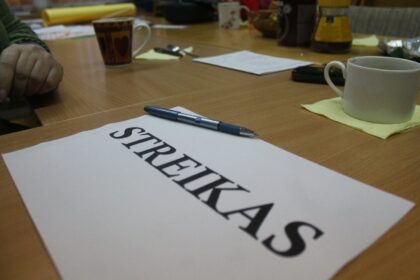 Artėjant rugsėjui mokyklų vadovai karštligiškai tebeieško, kuo galėtų pakeisti darbą mesti nusprendusius pedagogus, o likusieji stveriasi už galvų, kaip reikės dirbti pagal atnaujintas ugdymo programas, kai nėra net vadovėlių, o finansavimas skaitmeninėms priemonėms sumažintas.