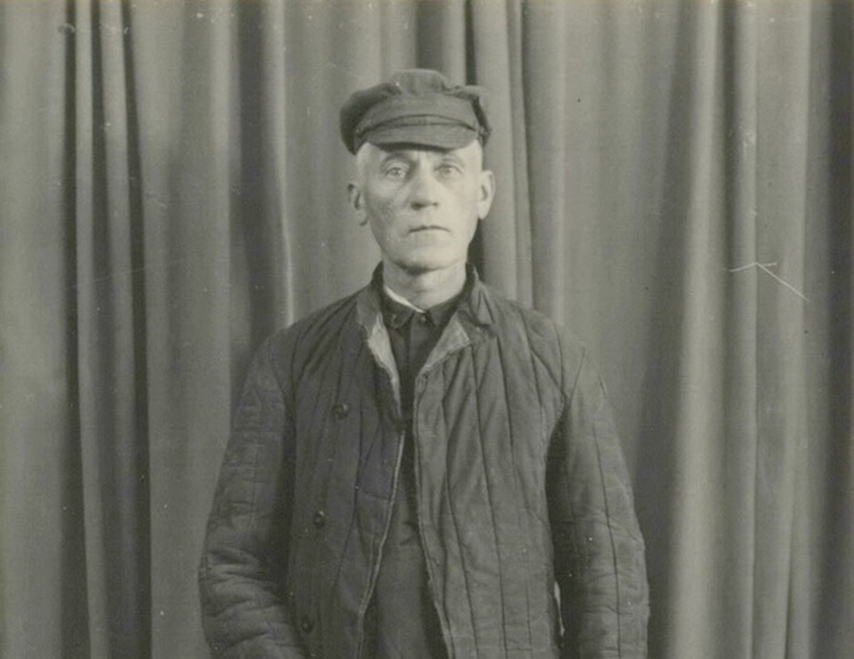 Sovietų represijos neaplenkė ir Lietuvos kunigų. Tačiau retas jų patyrė tremtį – žinodami Dievo tarno žodžio galią, saugumiečiai skubėjo dvasininkus įkalinti, siuntė į lagerius. Tik po daugelio metų paaiškėjo, jog net aukščiausioji Katalikų bažnyčios vadovybė neturėjo tikslių žinių apie tai, kas pokariu vyko Lietuvoje.