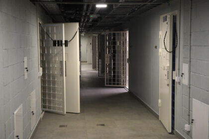 Dėl smurto artimoje aplinkoje sulaikytas vyras sukėlė gaisrą Panevėžio policijos areštinėje.