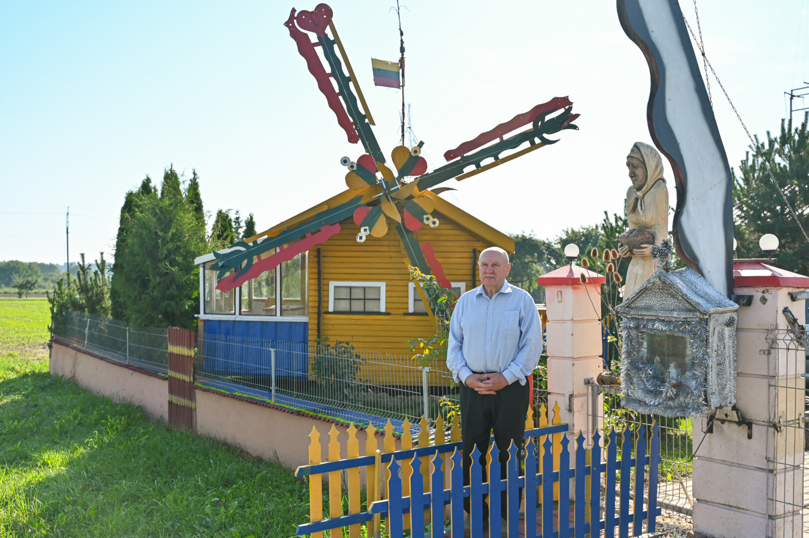 Romo Jutelio namai taip traukia akį, kad važiuojantieji pro šalį būtinai stabteli, fotografuojasi patys ir fotografuoja išskirtinę sodybą. G. KARTANO nuotr. 