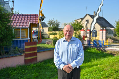 Naujamiesčio pačiame pakraštyje, važiuojant Sidabravo kryptimi, netikėtai išnyra troba su sparnais. Ant stogo sūpuojasi ragana, apžergusi šluotą, šalia – dar ir juodas katinas. Pučiant vėjui, sukasi ir trobelės sparnai, ir juodoji ragana.