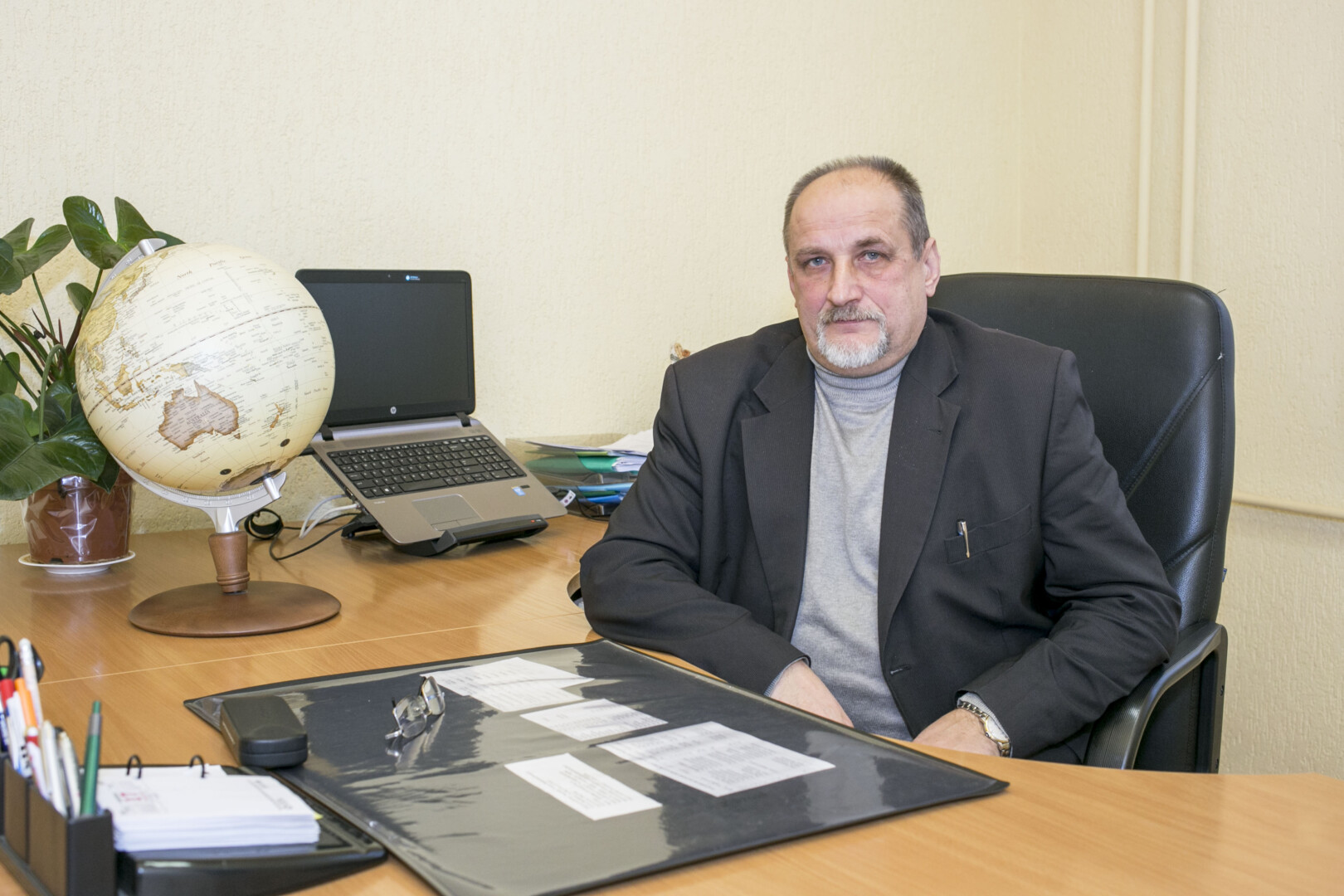 V. Žemkalnio gimnazijos direktorius Artūras Totilas teisinasi, kad remontams užbaigti trūksta lėšų. P. ŽIDONIO nuotr. 