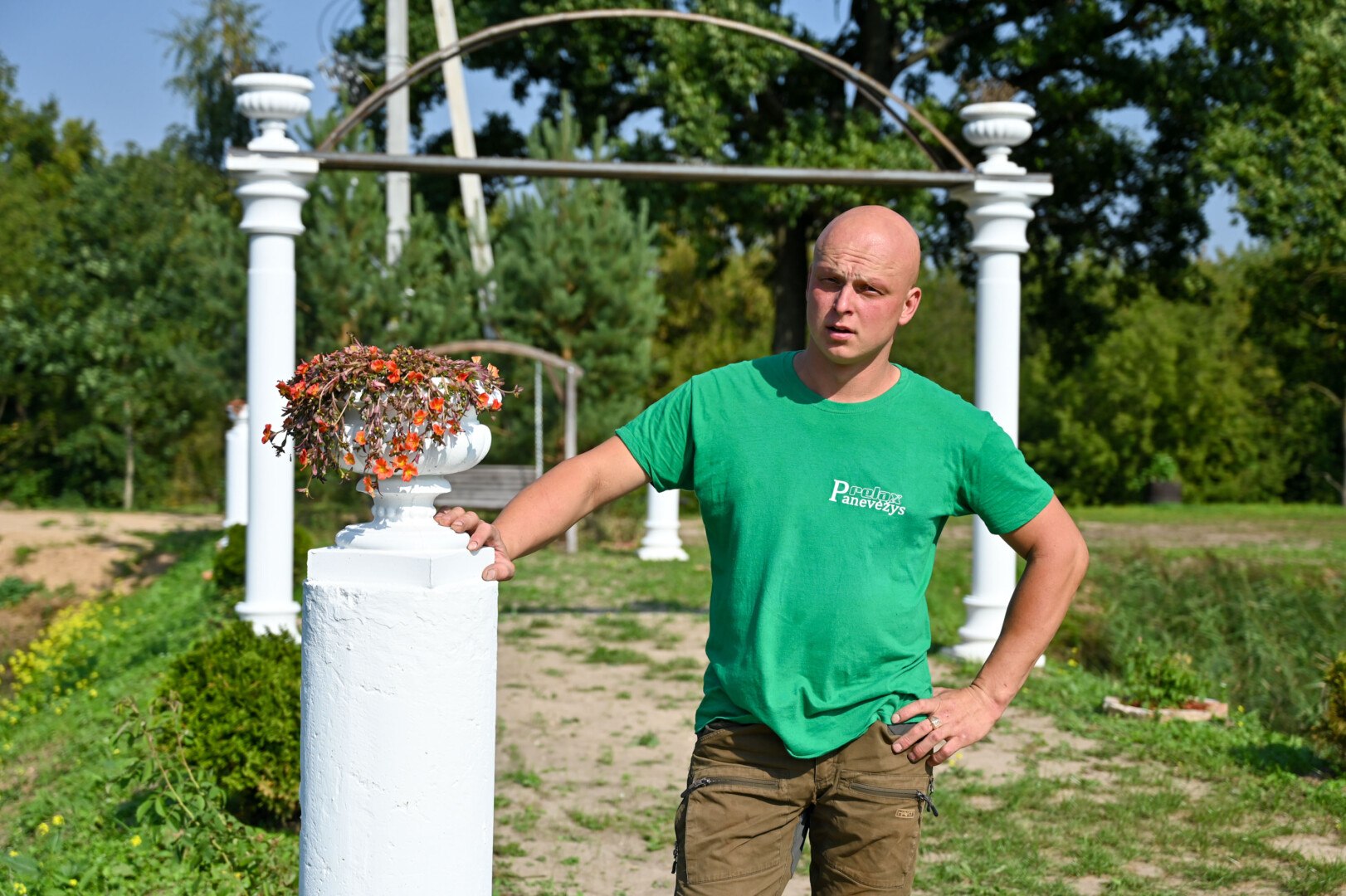 Pirkdamas apleistas buvusias arklides su krūmokšniais apaugusia teritorija Gediminas Ambraška nė nenutuokė, kad tame šabakštyne atras net du tvenkinius, o vieno jų dumble – įspūdingas kolonas. P. ŽIDONIO nuotr.