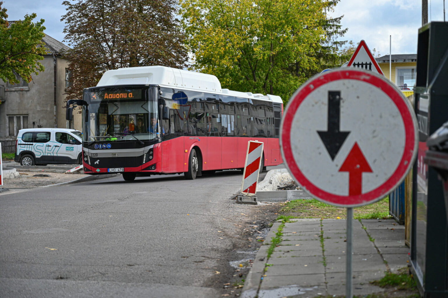 Kilus Rožyno gyventojų nepasitenkinimui, kad rekonstruojant Smėlynės gatvę jie priversti sukti ratus kone aplink visą mikrorajoną, ir spaudžiama policijos, Panevėžio savivaldybė atvėrė eismą abiem kryptimis Geležinkelio gatve.