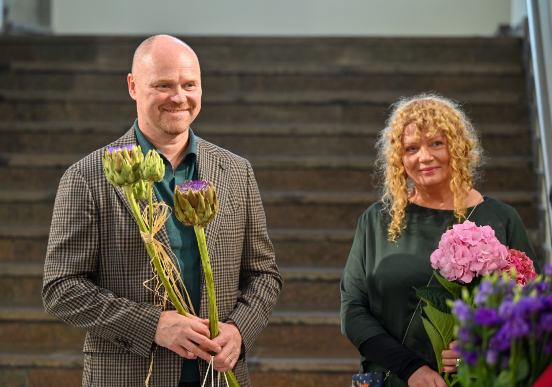 „Meilėje ir mene saiko nėra ir jo net negali būti“, – pareiškia ryški ir ekscentriška menininkė Indra Marcinkevičienė, atvykusi į jųdviejų su vyru, garsiu tapytoju Vilmantu Marcinkevičiumi, parodų Panevėžio dailės galerijoje pristatymą.
